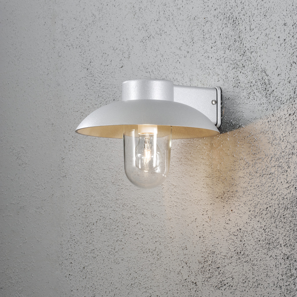Mani Gris lámpara de exterior De Konstsmide - La pantalla ancha y la cúpula de cristal transparente emiten una luz agradable y dirigida, lo que hace que la lámpara sea perfecta para entradas y patios.