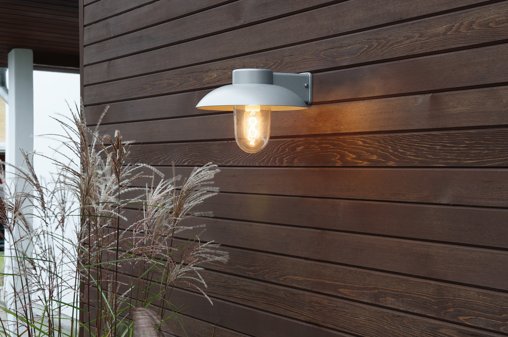 Mani Gris lámpara de exterior De Konstsmide - La pantalla ancha y la cúpula de cristal transparente emiten una luz agradable y dirigida, lo que hace que la lámpara sea perfecta para entradas y patios.