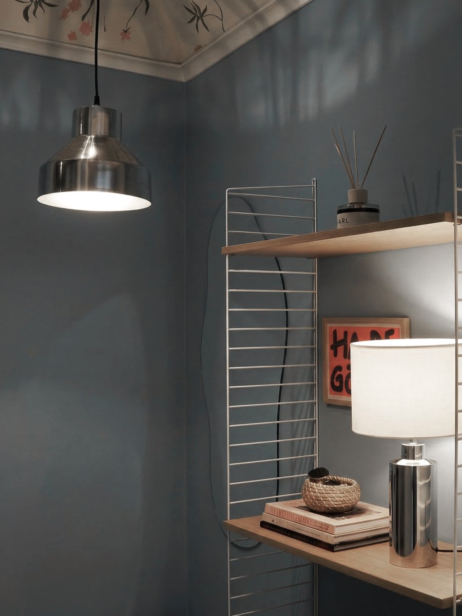 Solo Ø26 Cromo Lámpas de techo De PR Home - Su acabado cromado brillante le confiere un car&aacute;cter exclusivo y la convierte en un elegante complemento para la mesa del comedor u otras estancias peque&ntilde;as.