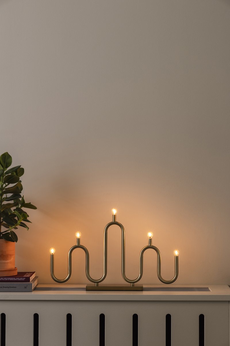 Noel 5 Latón De Globen Lighting - Noel es un portavelas decorativo de Adviento fabricado en hierro con un elegante acabado de lat&oacute;n cepillado.