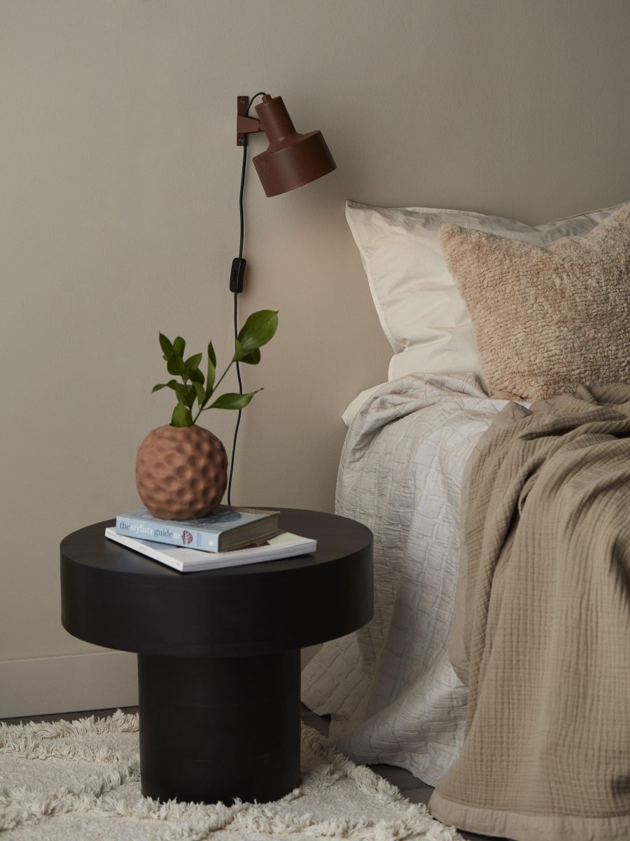 Solo 23cm Óxido lámpara de pared De PR Home - La lámpara de pared Solo es una pequeña luz de noche de metal con una pantalla ajustable.