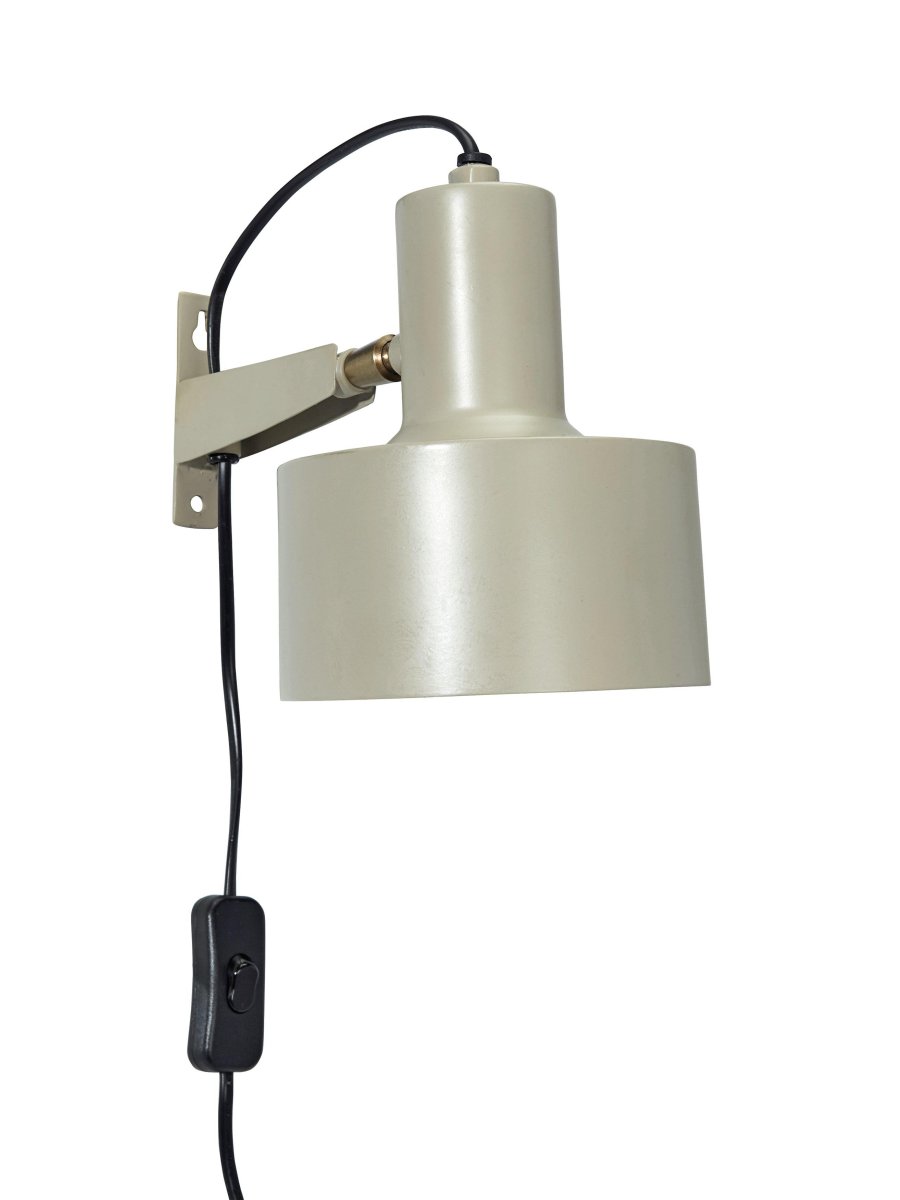 Solo 23cm Beige lámpara de pared De PR Home - La lámpara de pared Solo es una pequeña luz de noche de metal con una pantalla ajustable.