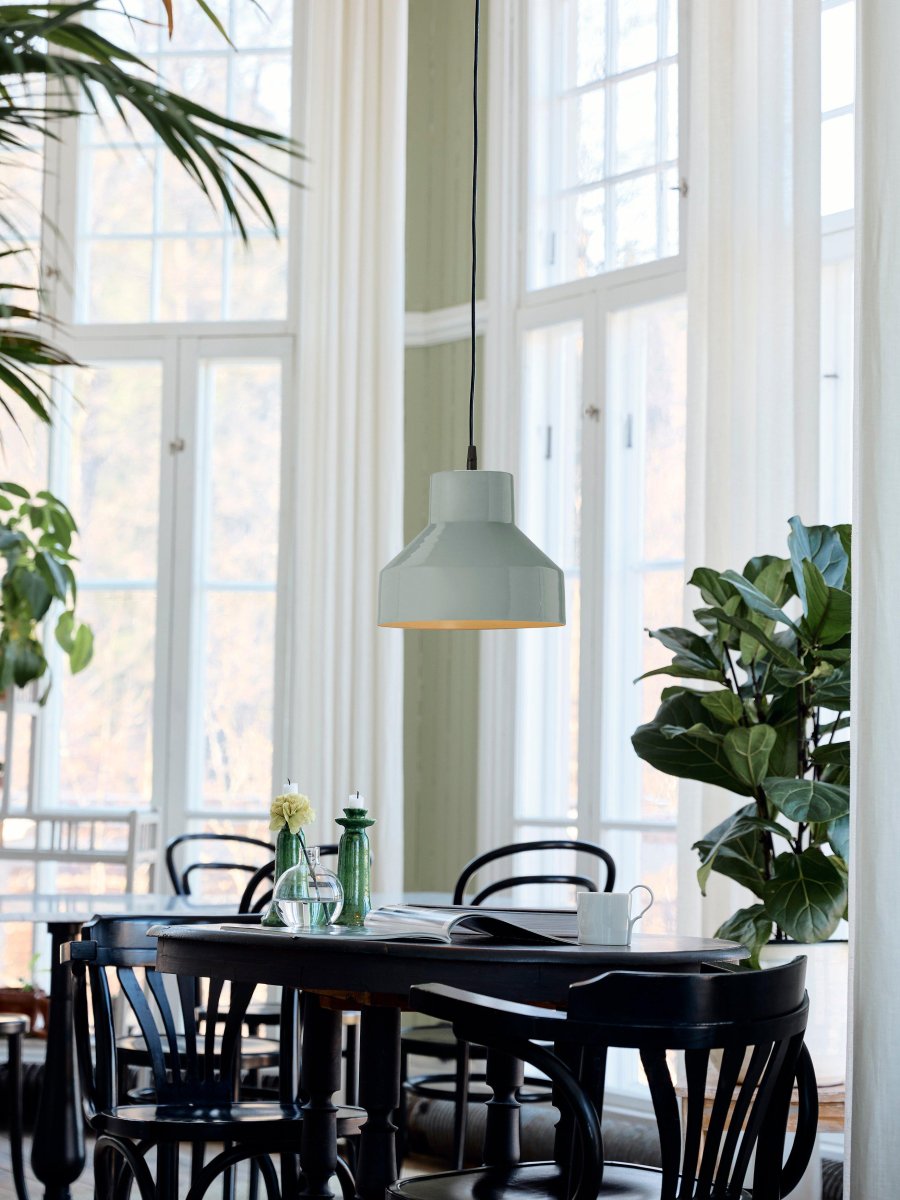 Solo Ø26 Gris Lámpas de techo De PR Home - Cable de plástico negro de 1,6 m de longitud con cazoleta de techo para suspensión con gancho del mismo color que la pantalla.