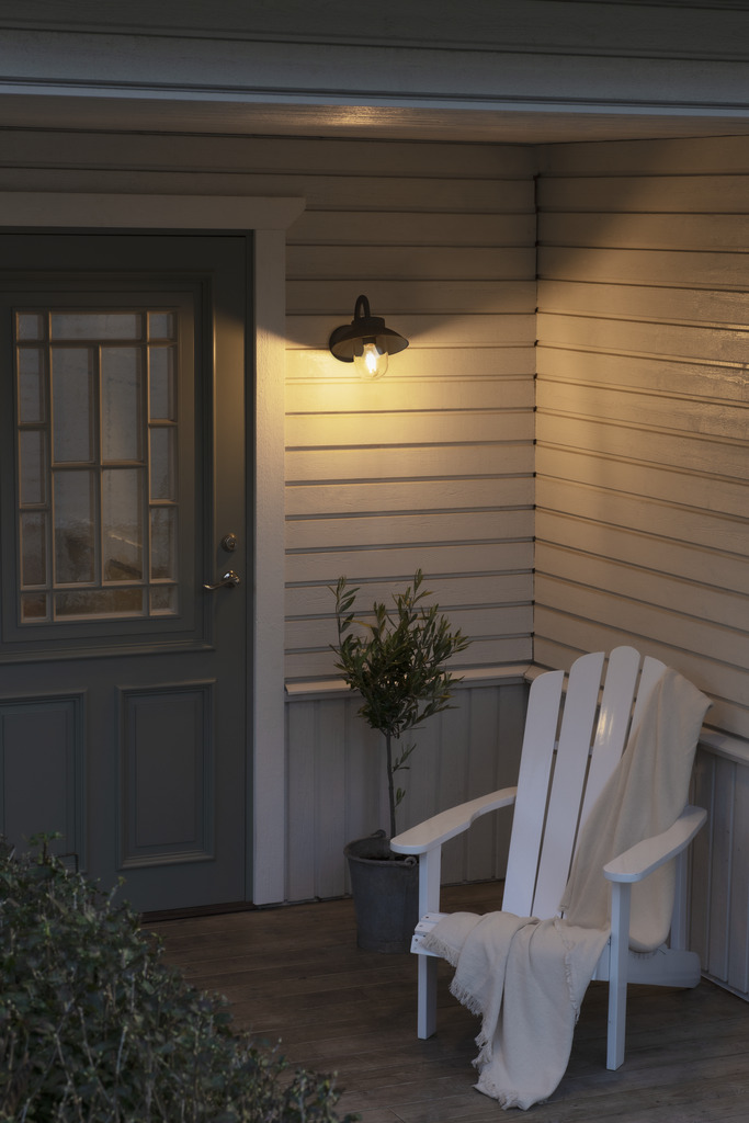Vega Negro lámpara de exterior De Konstsmide - La pantalla ancha y la cúpula de cristal transparente emiten una luz agradable y dirigida, lo que hace que la lámpara sea perfecta para entradas y patios.
