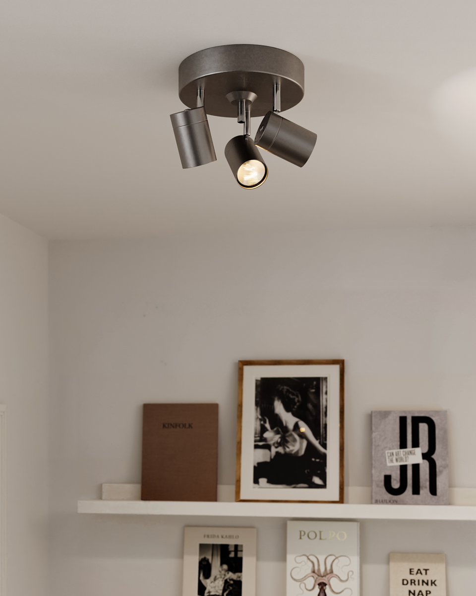 Correct 3 Gris acero foco de techo De By Rydéns - Un foco de techo puede simplificar la vida cotidiana de muchas maneras, ya que cada luz cumple su funci&oacute;n e ilumina la habitaci&oacute;n de forma precisa.