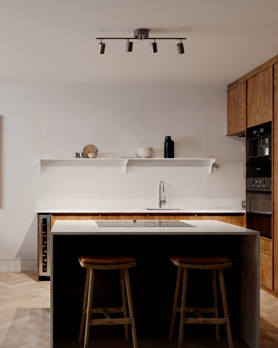 Correct 4 Gris acero foco de techo De By Rydéns - La l&aacute;mpara de techo Correct aporta a tu hogar un ambiente sutil y moderno, y se integra a la perfecci&oacute;n en pasillos, dormitorios, cocinas o salones.