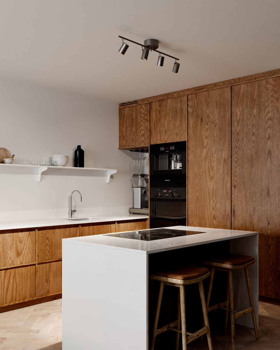 Correct 4 Gris acero foco de techo De By Rydéns - La l&aacute;mpara de techo Correct aporta a tu hogar un ambiente sutil y moderno, y se integra a la perfecci&oacute;n en pasillos, dormitorios, cocinas o salones.