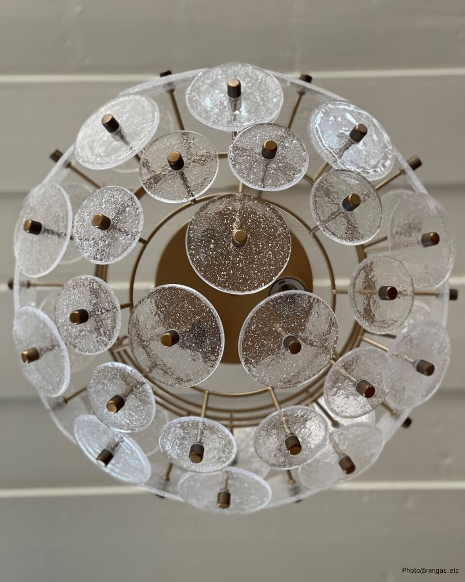 Retrow Ø50 Lámpas de techo De By Rydéns - Además de los paneles de vidrio, la lámpara presenta detalles en oro mate en forma de luz de techo y brazos, creando una sensación de lujo.
