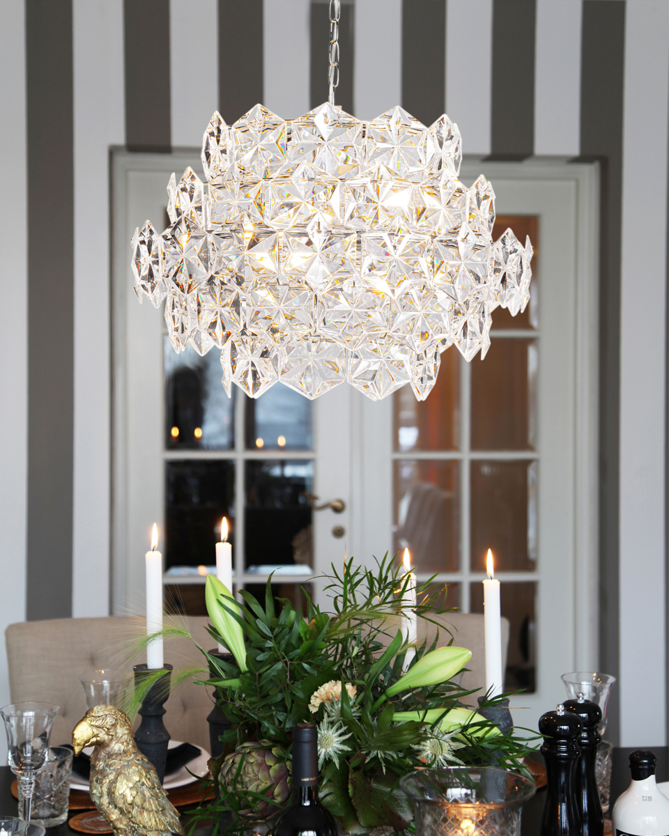 Monarque Ø58 Transparente cristal De By Rydéns - La suspensi&oacute;n de cadena cromada realza su sofisticaci&oacute;n y la convierte en un elegante punto focal sobre la mesa del comedor o en el sal&oacute;n.