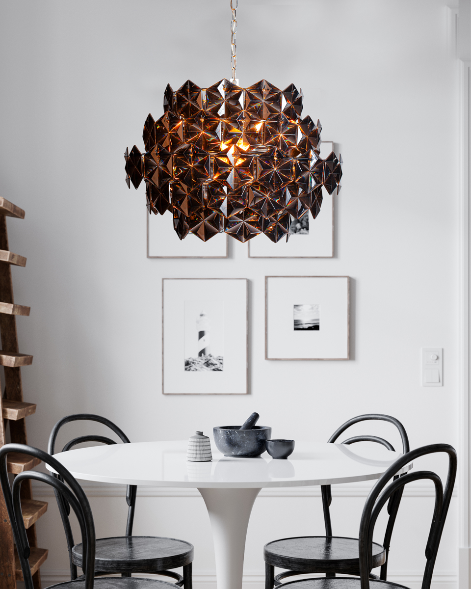 Monarque Ø58 Negro cristal De By Rydéns - La suspensión de cadena cromada realza su sofisticación y la convierte en un elegante punto focal sobre la mesa del comedor o en el salón.