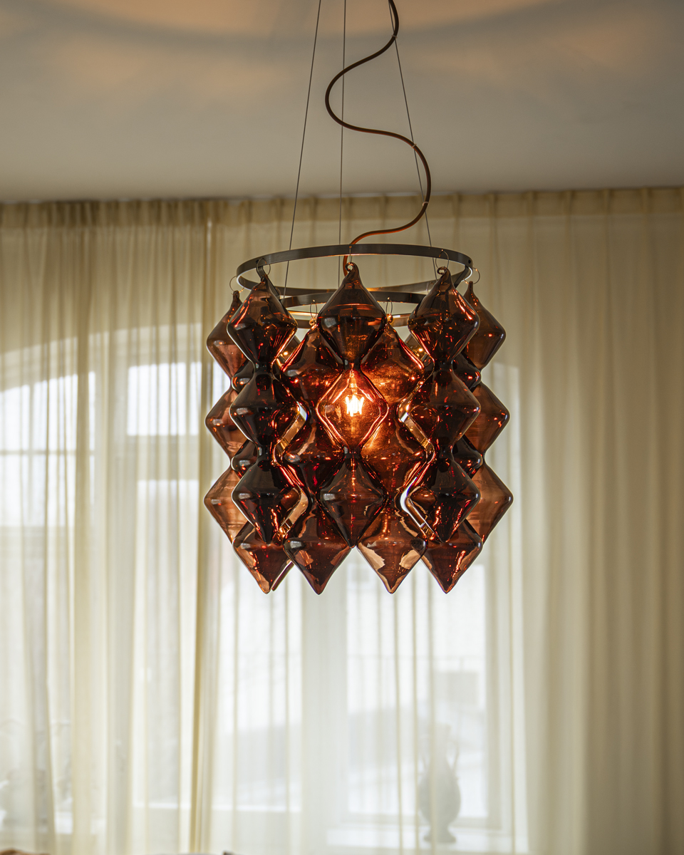 Gemma Ø45 Marrón Lámpas de techo De By Rydéns - Dise&ntilde;ada por Lisa Hilland, la l&aacute;mpara de techo Gemma es una pieza de dise&ntilde;o &uacute;nica, a la moda gracias a su cristal marr&oacute;n.
