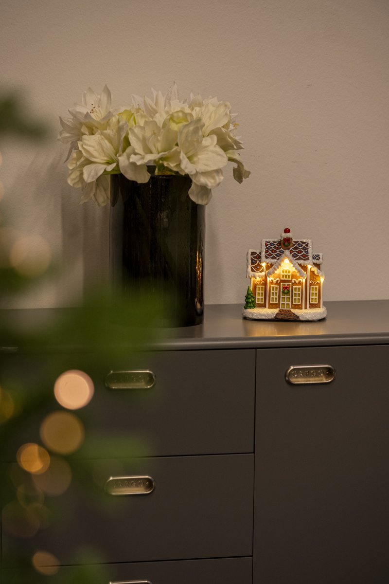 Casa De Jengibre LED 17cm Marrón De Konstsmide - Linda casa de jengibre con 9 luces LED que irradian la magia de la Navidad en un c&aacute;lido resplandor blanco.