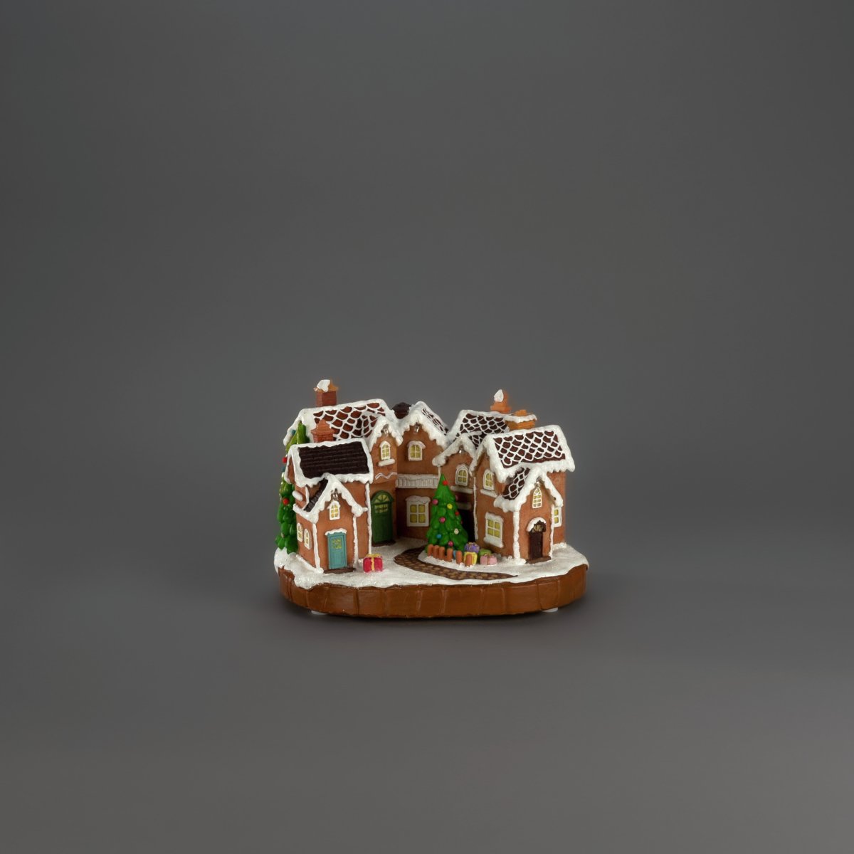 Pueblo de jengibre 17cm Marrón De Konstsmide - Los techos nevados, las puertas coloridas y el &aacute;rbol de Navidad decorado en el centro crean un ambiente navide&ntilde;o de cuento de hadas.