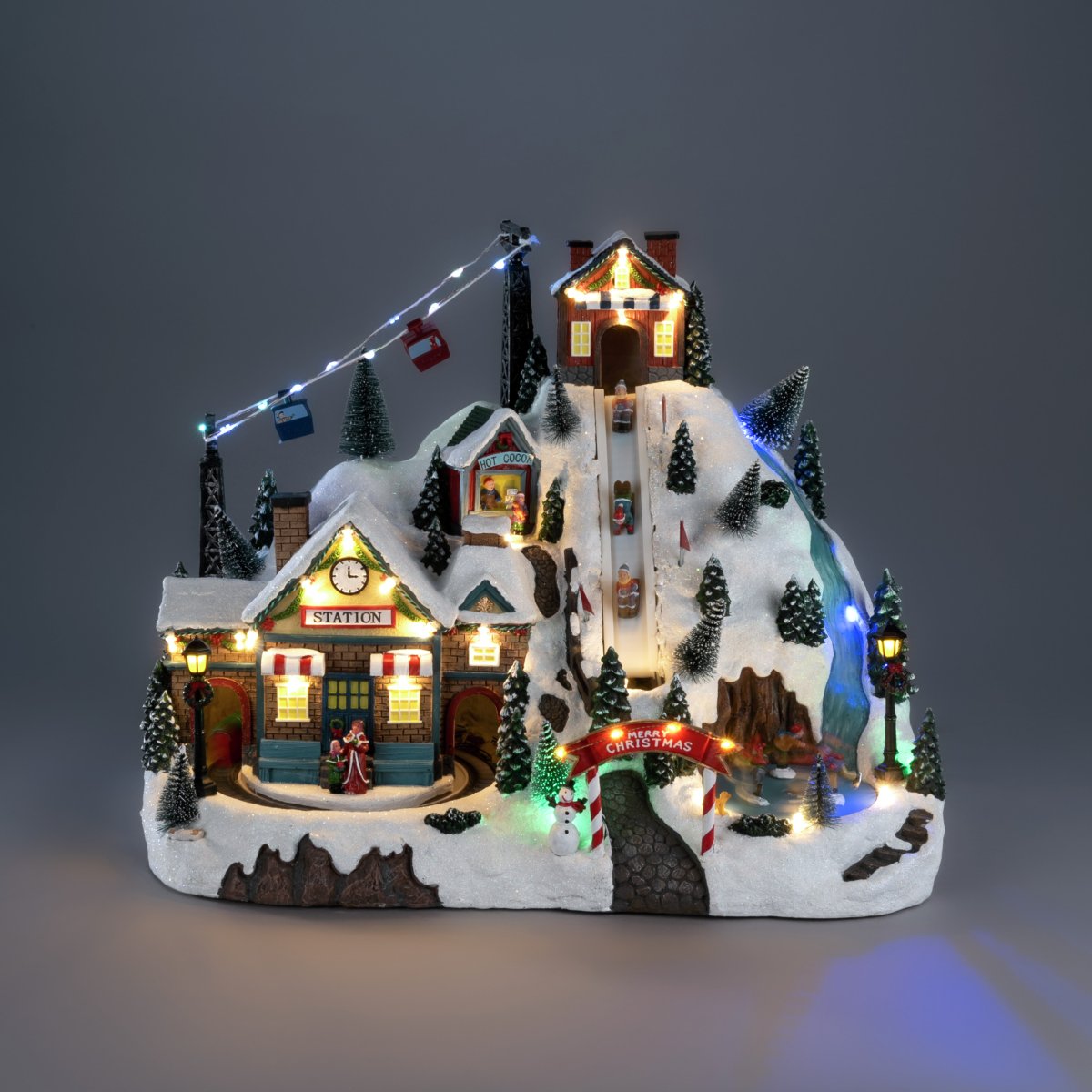 Pueblo navideño Estación de esquí 28cm Multicolor De Konstsmide - Crea un ambiente navide&ntilde;o vibrante y m&aacute;gico con este detallado pueblo navide&ntilde;o de poliresina con tem&aacute;tica de estaci&oacute;n de esqu&iacute;.