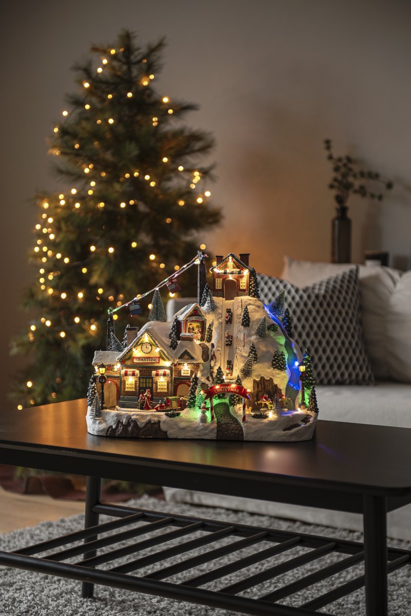 Pueblo navideño Estación de esquí 28cm Multicolor De Konstsmide - Crea un ambiente navide&ntilde;o vibrante y m&aacute;gico con este detallado pueblo navide&ntilde;o de poliresina con tem&aacute;tica de estaci&oacute;n de esqu&iacute;.