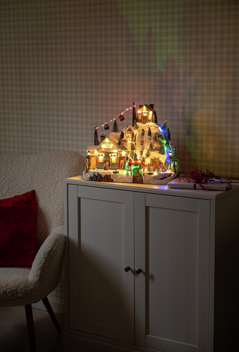 Pueblo navideño Estación de esquí 28cm Multicolor De Konstsmide - Crea un ambiente navide&ntilde;o vibrante y m&aacute;gico con este detallado pueblo navide&ntilde;o de poliresina con tem&aacute;tica de estaci&oacute;n de esqu&iacute;.