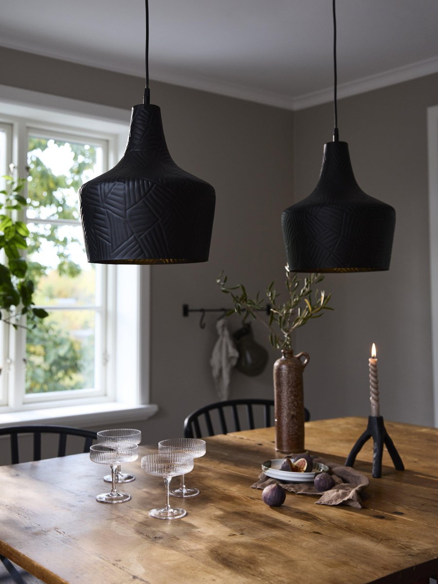 Ribble Ø25 Negro Lámpas de techo De PR Home - Cable de pl&aacute;stico negro de 1,5 m de longitud con cazoleta de techo para suspensi&oacute;n con gancho del mismo color que la pantalla.