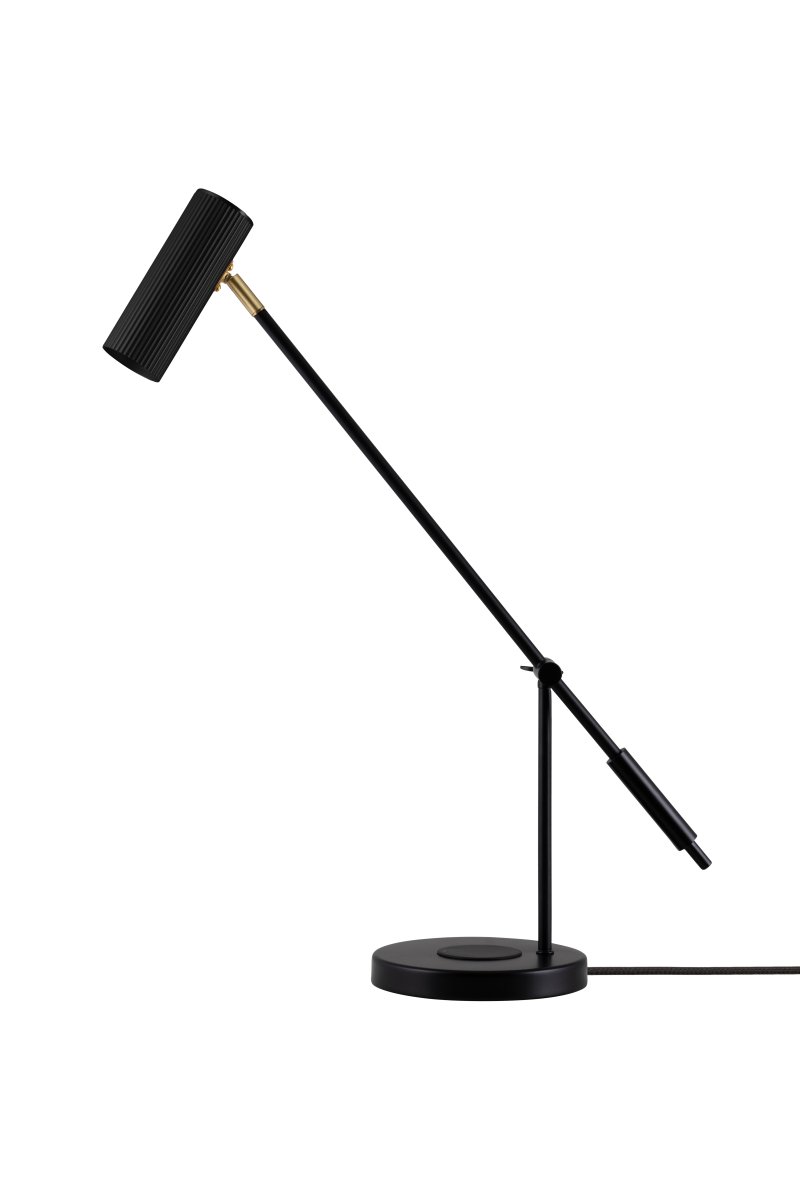 Hubble Read 64cm Negro lámpara de escritorio De Globen Lighting - El puerto USB-C en la parte posterior de la base se ha probado con dispositivos Apple y debería ser compatible con versiones de hasta el iPhone 15 y el iPad 10.
