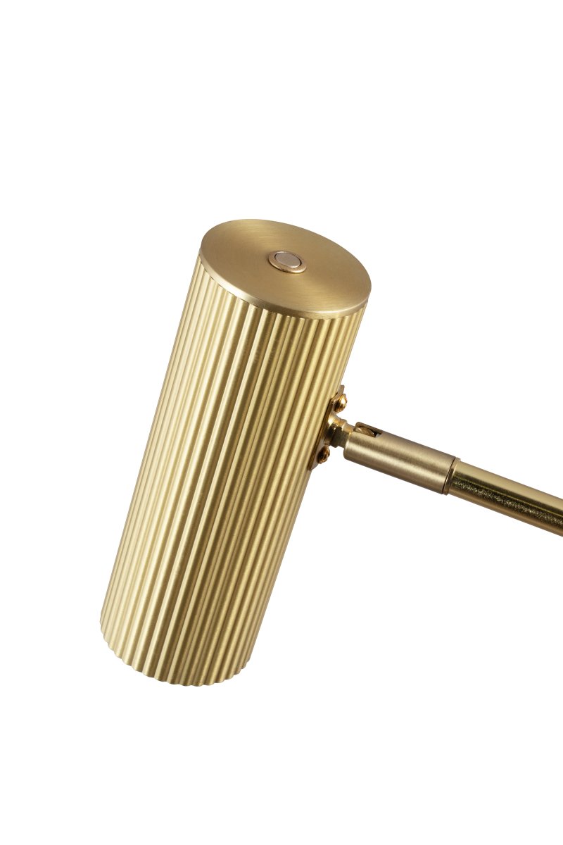 Hubble Read 64cm Latón cepillado lámpara de escritorio De Globen Lighting - El puerto USB-C en la parte posterior de la base se ha probado con dispositivos Apple y debería ser compatible con versiones de hasta el iPhone 15 y el iPad 10.