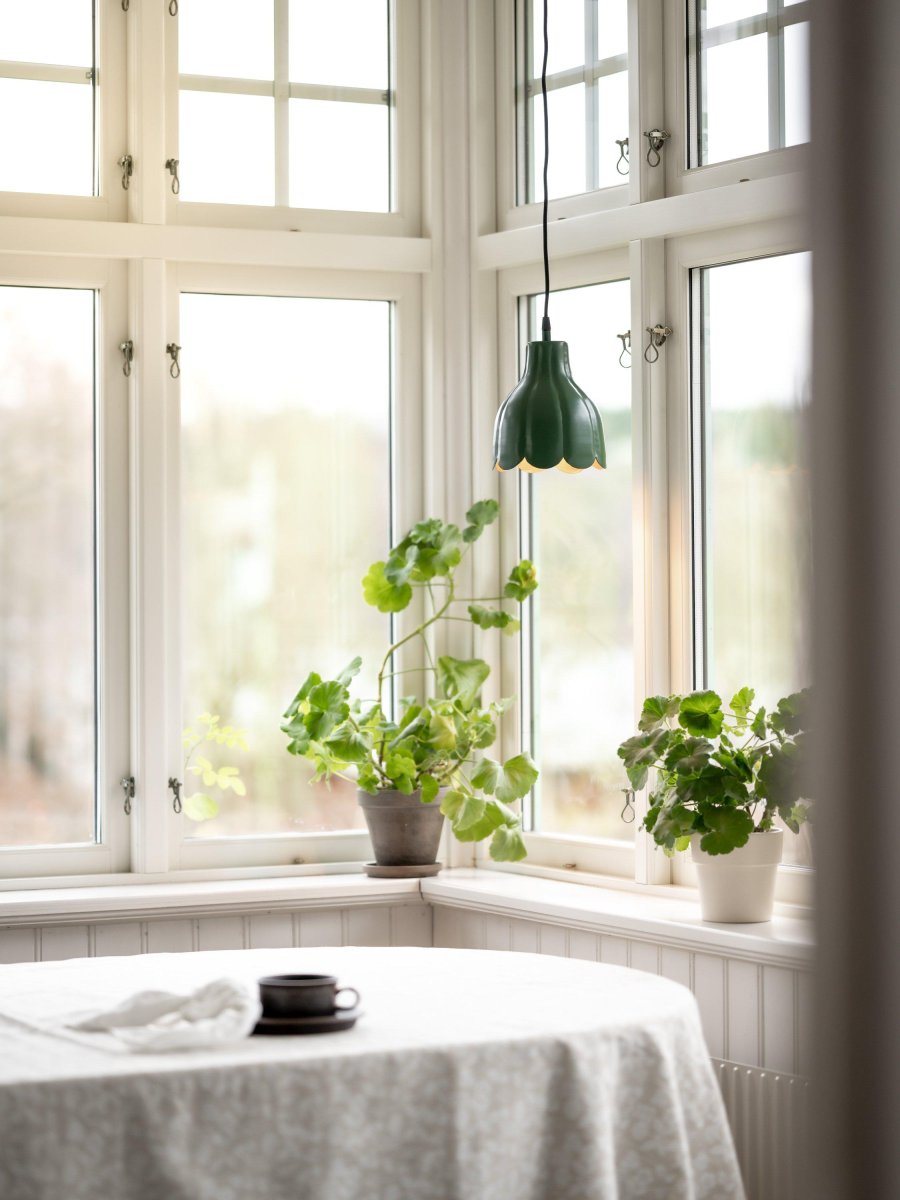 Tulippa Ø17 Verde lámpara de ventana De PR Home - La inspiraci&oacute;n para la l&aacute;mpara proviene de un tulip&aacute;n de las pinturas y jardines de Carl Larsson.