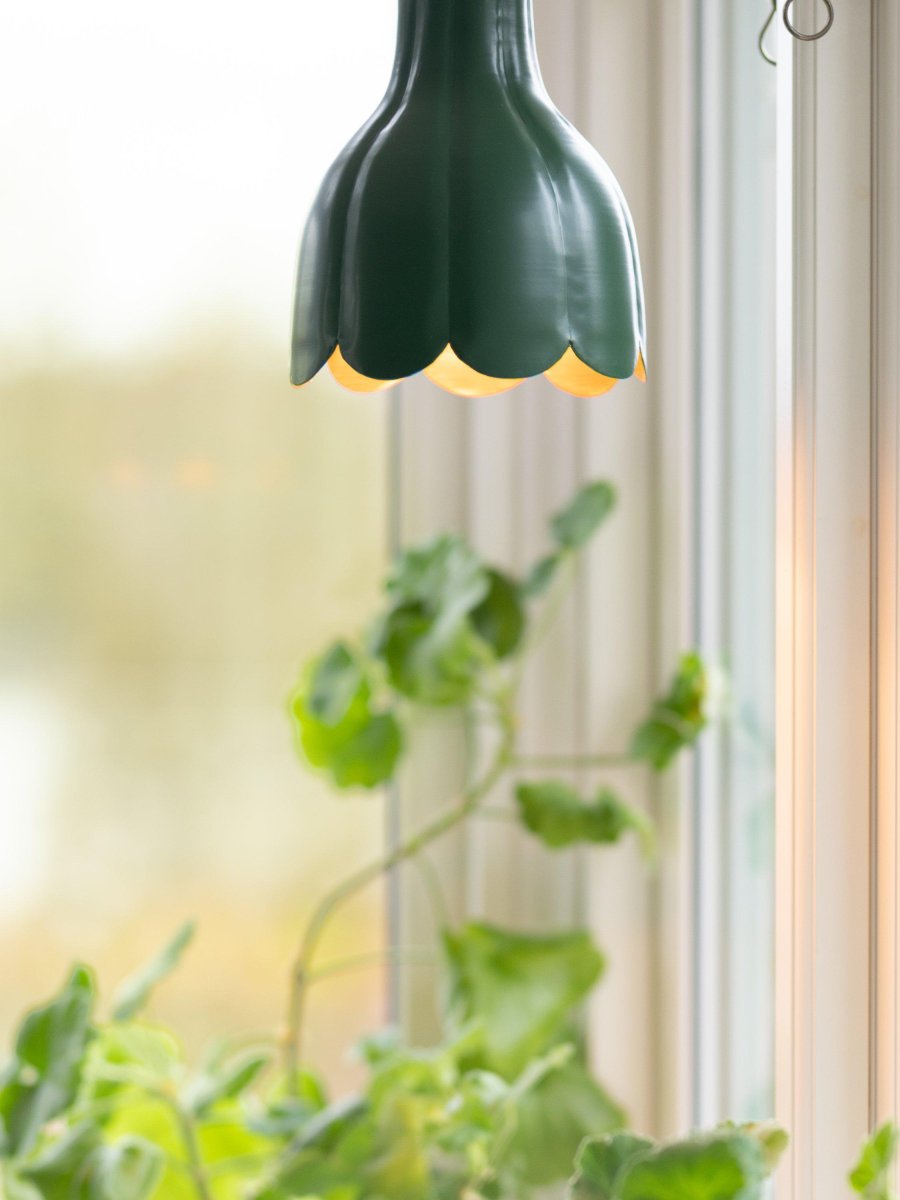 Tulippa Ø17 Verde lámpara de ventana De PR Home - La inspiraci&oacute;n para la l&aacute;mpara proviene de un tulip&aacute;n de las pinturas y jardines de Carl Larsson.