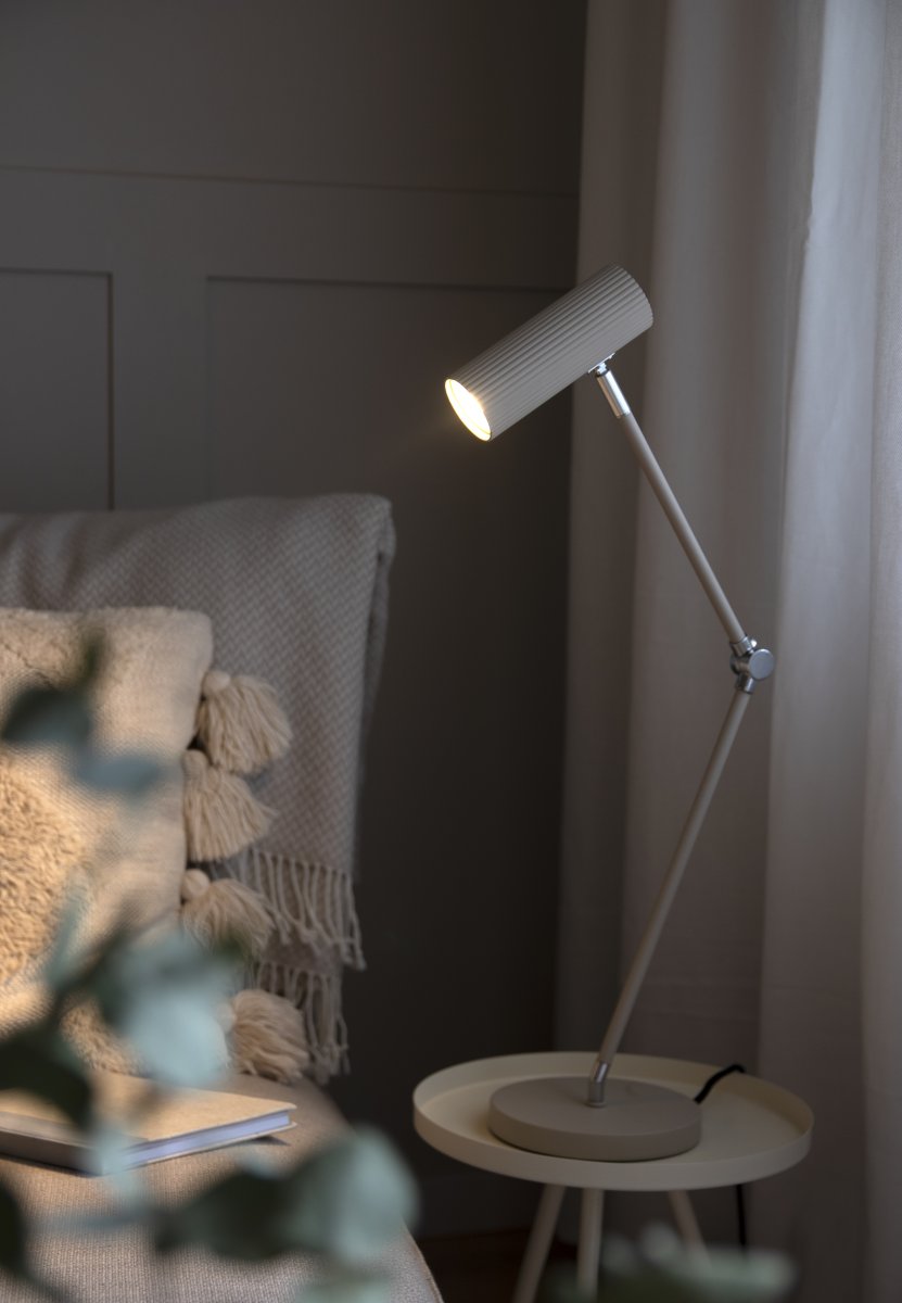 Hubble Read 45cm Beige lámpara de escritorio De Globen Lighting - La lámpara está fabricada en acero/aluminio lacado mate y cuenta con un cable textil de 200 cm con interruptor y enchufe.