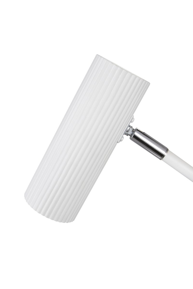 Hubble Read 45cm Blanco lámpara de escritorio De Globen Lighting - La l&aacute;mpara est&aacute; fabricada en acero/aluminio lacado mate y cuenta con un cable textil de 200 cm con interruptor y enchufe.