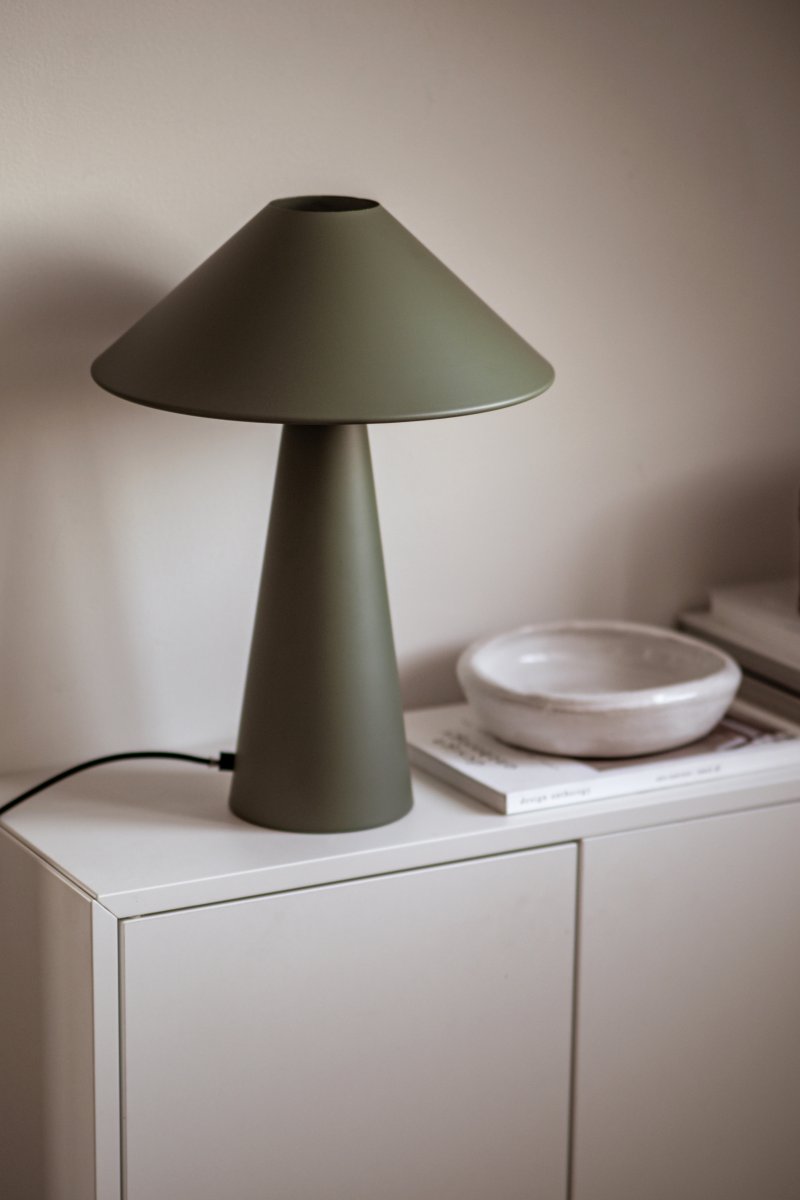 Cannes 40cm Verde musgo lámpara de mesa De Globen Lighting - Cannes se basa en un equilibrio de formas geom&eacute;tricas en un dise&ntilde;o minimalista y elegante que se adapta a diversos ambientes.