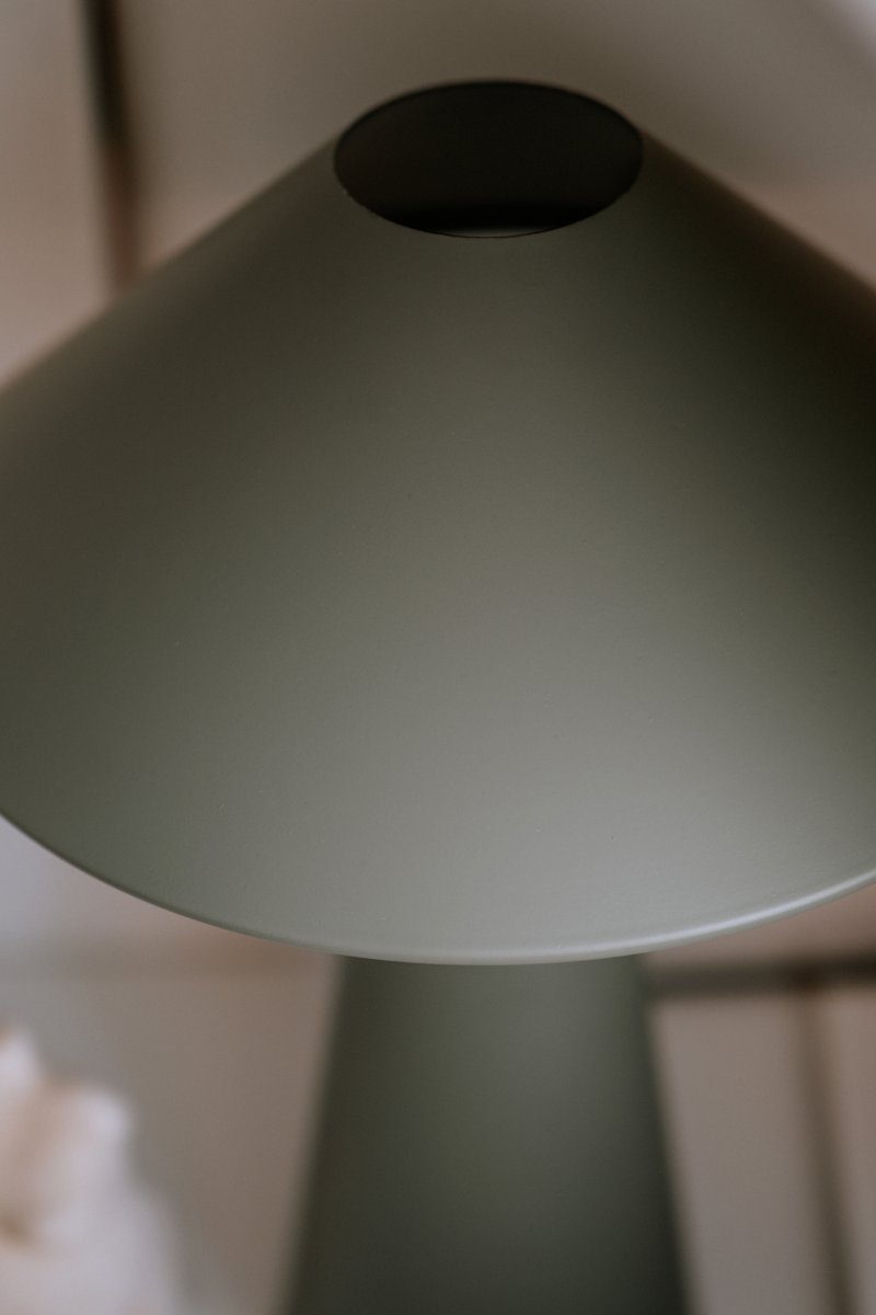 Cannes 40cm Verde musgo lámpara de mesa De Globen Lighting - Cannes se basa en un equilibrio de formas geom&eacute;tricas en un dise&ntilde;o minimalista y elegante que se adapta a diversos ambientes.