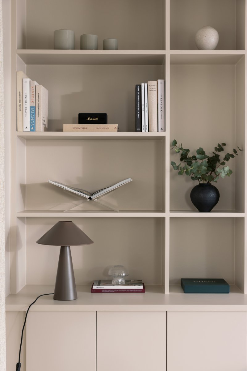 Cannes 40cm Moca lámpara de mesa De Globen Lighting - Cannes se basa en un equilibrio de formas geom&eacute;tricas con un dise&ntilde;o minimalista y elegante que se adapta a diversos ambientes.