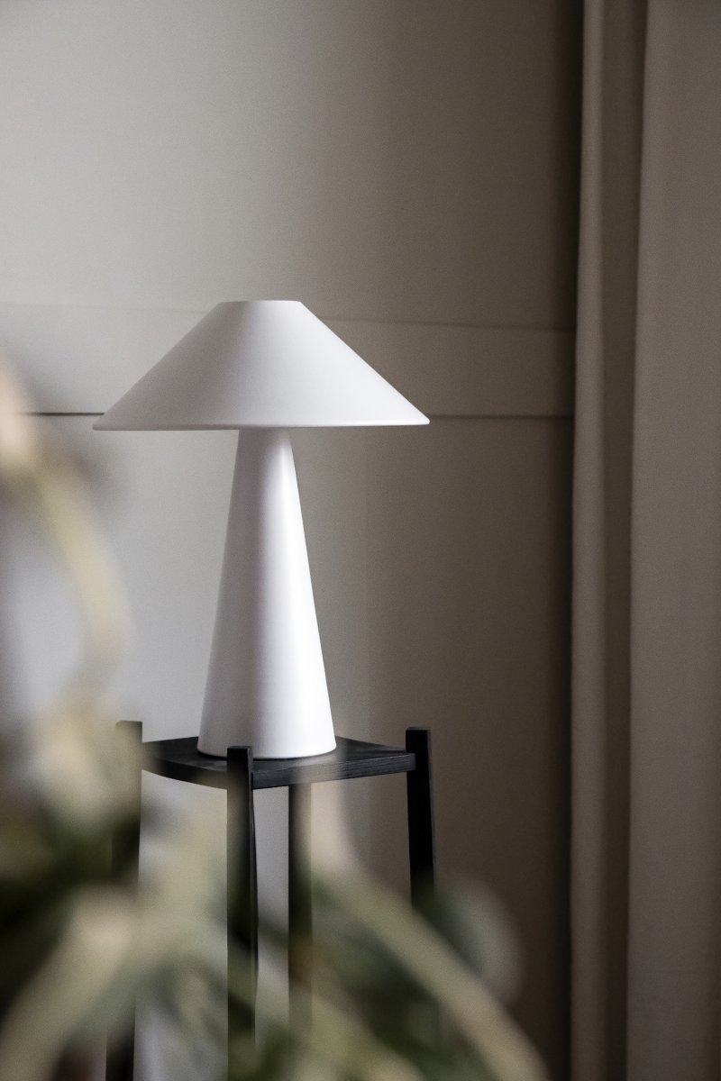 Cannes 40cm Blanco lámpara de mesa De Globen Lighting - Cannes se basa en un equilibrio de formas geom&eacute;tricas con un dise&ntilde;o minimalista y elegante que se adapta a diversos ambientes.