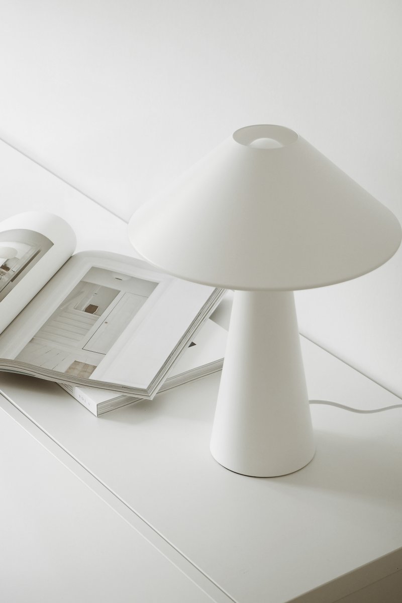 Cannes 40cm Blanco lámpara de mesa De Globen Lighting - Cannes se basa en un equilibrio de formas geom&eacute;tricas con un dise&ntilde;o minimalista y elegante que se adapta a diversos ambientes.