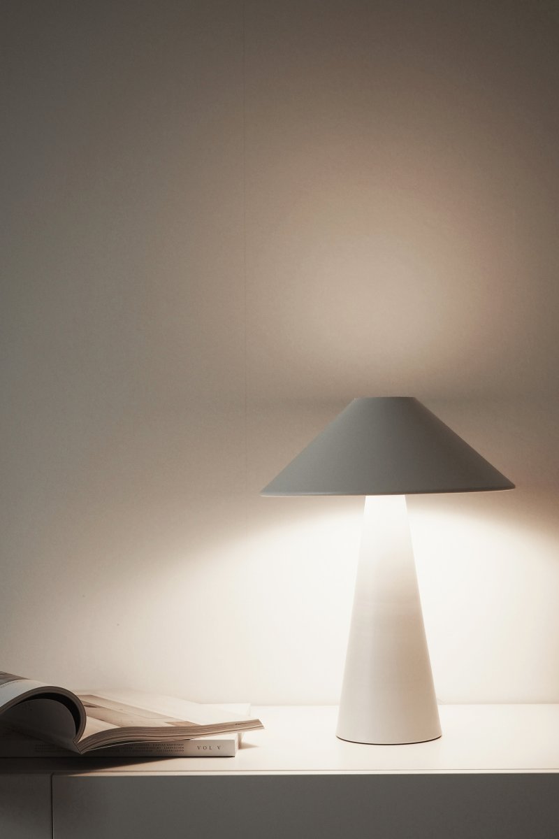 Cannes 40cm Blanco lámpara de mesa De Globen Lighting - Cannes se basa en un equilibrio de formas geom&eacute;tricas con un dise&ntilde;o minimalista y elegante que se adapta a diversos ambientes.