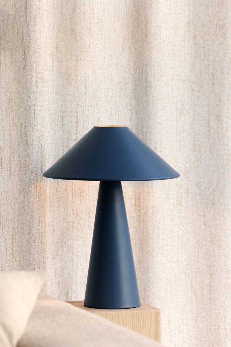 Cannes 40cm Azul lámpara de mesa De Globen Lighting - Cannes se basa en un equilibrio de formas geom&eacute;tricas con un dise&ntilde;o minimalista y elegante que se adapta a diversos ambientes.