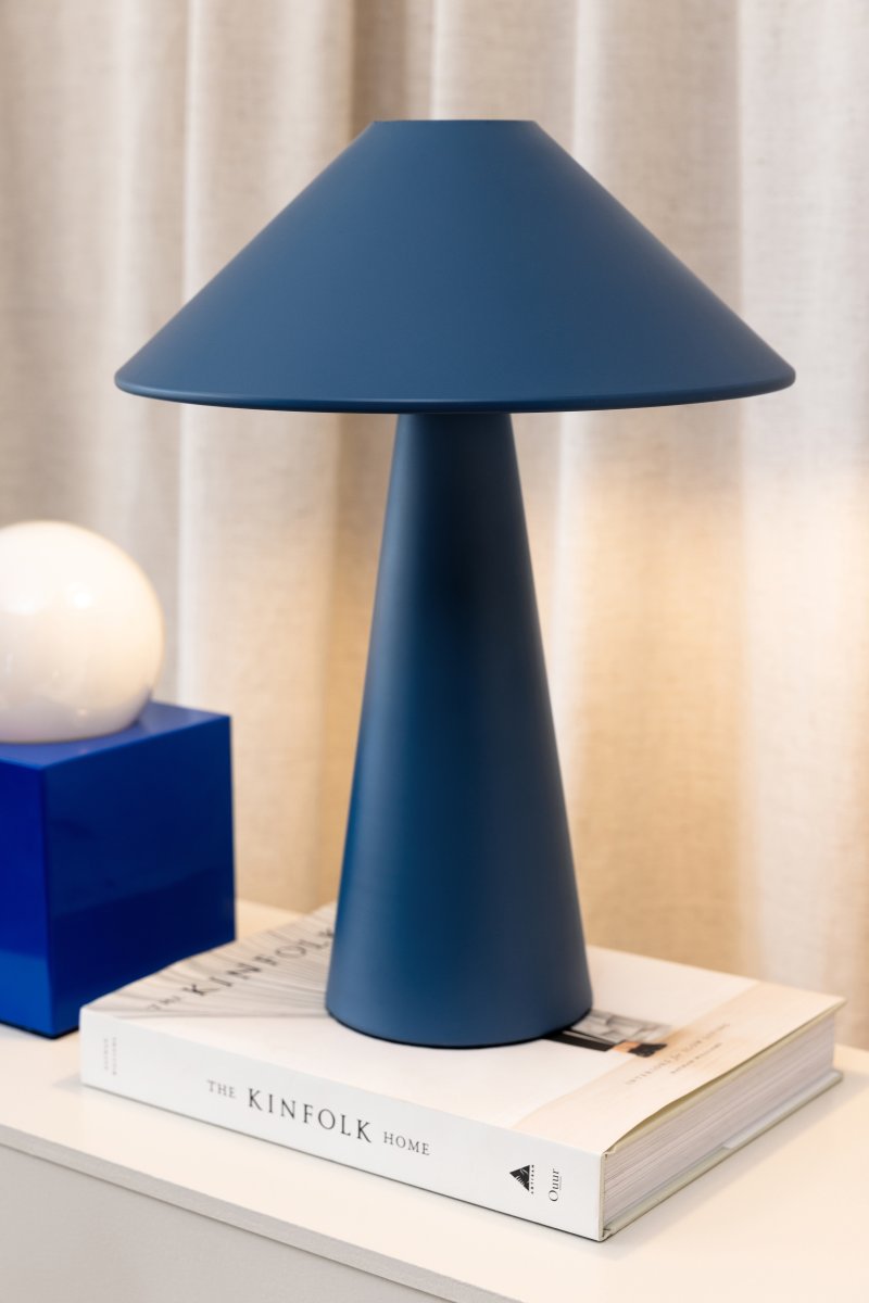 Cannes 40cm Azul lámpara de mesa De Globen Lighting - Cannes se basa en un equilibrio de formas geom&eacute;tricas con un dise&ntilde;o minimalista y elegante que se adapta a diversos ambientes.