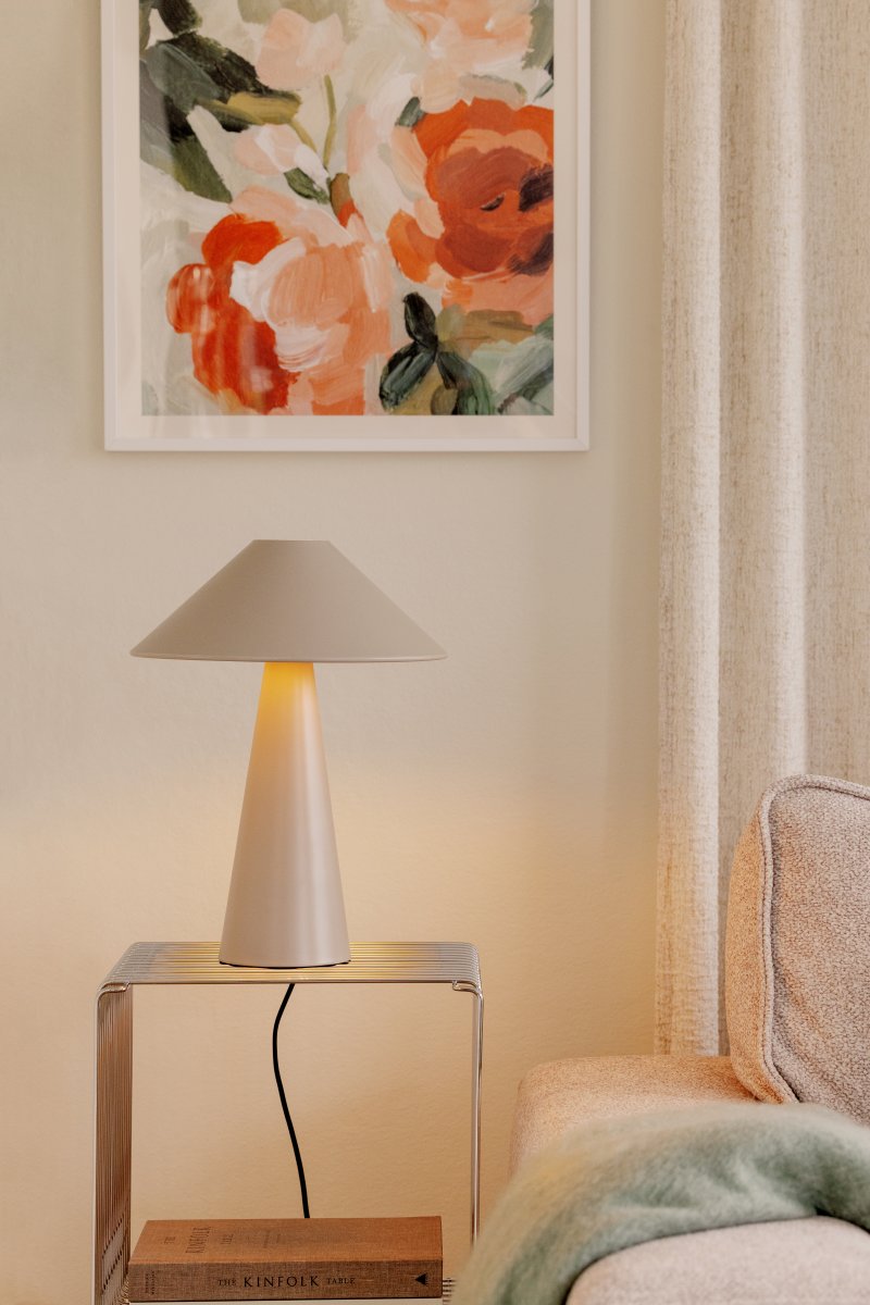 Cannes 40cm Beige lámpara de mesa De Globen Lighting - Cannes se basa en un equilibrio de formas geom&eacute;tricas con un dise&ntilde;o minimalista y elegante que se adapta a diversos ambientes.