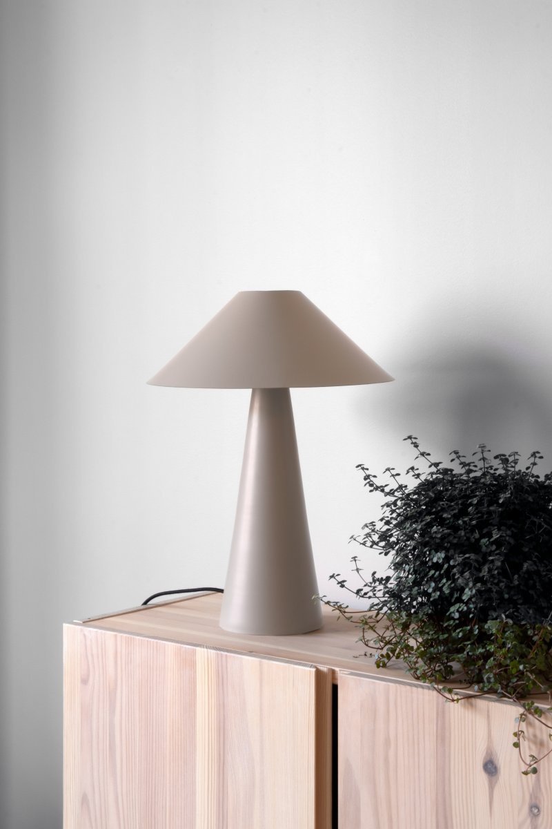 Cannes 40cm Beige lámpara de mesa De Globen Lighting - Cannes se basa en un equilibrio de formas geom&eacute;tricas con un dise&ntilde;o minimalista y elegante que se adapta a diversos ambientes.