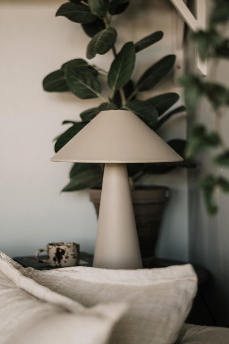 Cannes 40cm Beige lámpara de mesa De Globen Lighting - Cannes se basa en un equilibrio de formas geom&eacute;tricas con un dise&ntilde;o minimalista y elegante que se adapta a diversos ambientes.