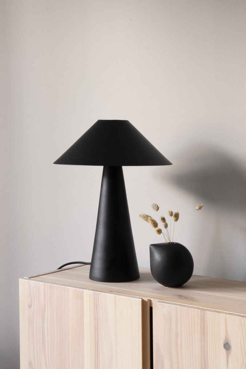 Cannes 40cm Negro lámpara de mesa De Globen Lighting - Cannes se basa en un equilibrio de formas geom&eacute;tricas con un dise&ntilde;o minimalista y elegante que se adapta a diversos ambientes.