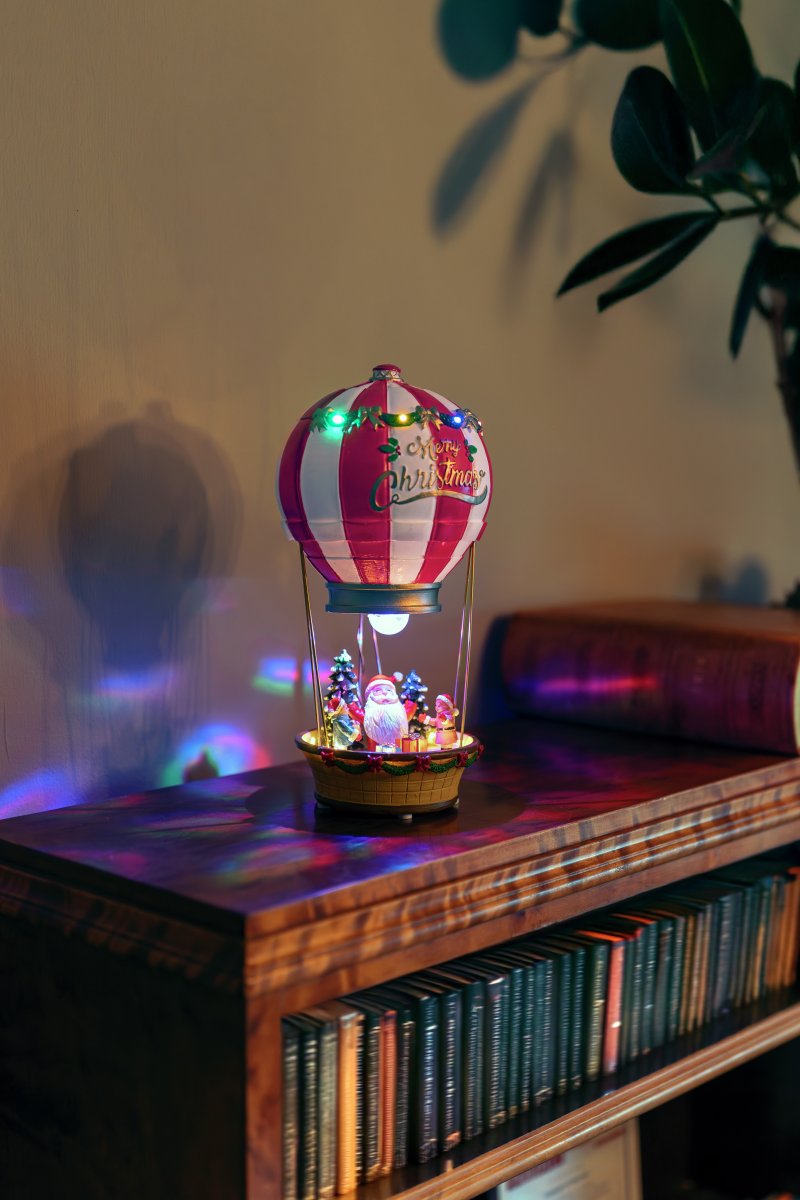 Papá Noel en globo aerostático 32cm Multicolor De Konstsmide - Funciona con 3 pilas AA (no incluidas) e incluye un cable USB para usar con un adaptador de corriente (no incluido).