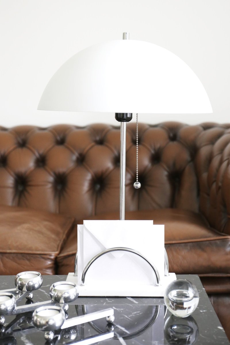 Sarah 50cm Blanco lámpara de mesa De Globen Lighting - L&aacute;mpara de sobremesa con estructura de metal cromado y pr&aacute;ctico estante para cartas o cuadros.