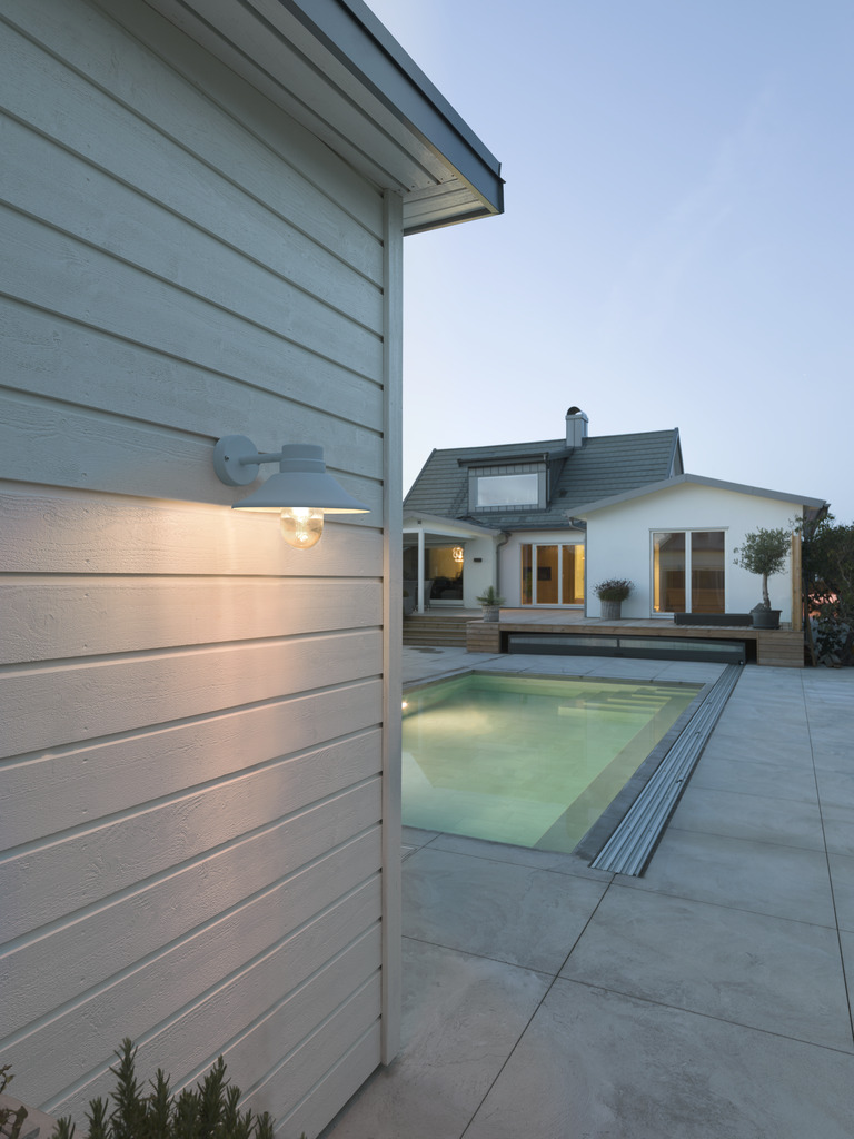 Vega Blanco lámpara de exterior De Konstsmide - La pantalla ancha y la cúpula de cristal transparente emiten una luz agradable y dirigida, lo que hace que la lámpara sea perfecta para entradas y patios.