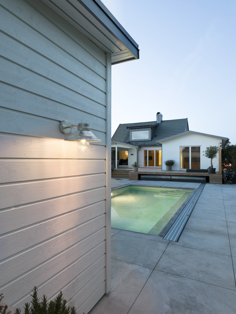 Vega Galvanizado por inmersión en caliente lámpara de exterior De Konstsmide - La pantalla ancha y la cúpula de cristal transparente emiten una luz agradable y dirigida, lo que hace que la lámpara sea perfecta para entradas y patios.