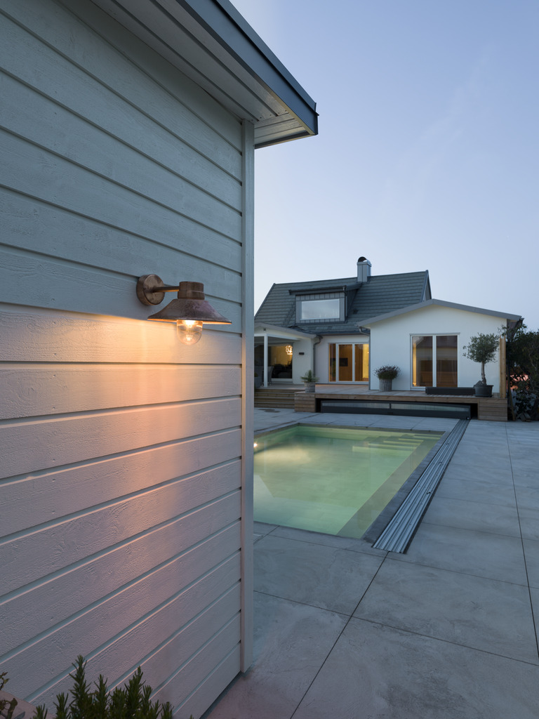 Vega Cobre lámpara de exterior De Konstsmide - La pantalla ancha y la cúpula de cristal transparente emiten una luz agradable y dirigida, lo que hace que la lámpara sea perfecta para entradas y patios.