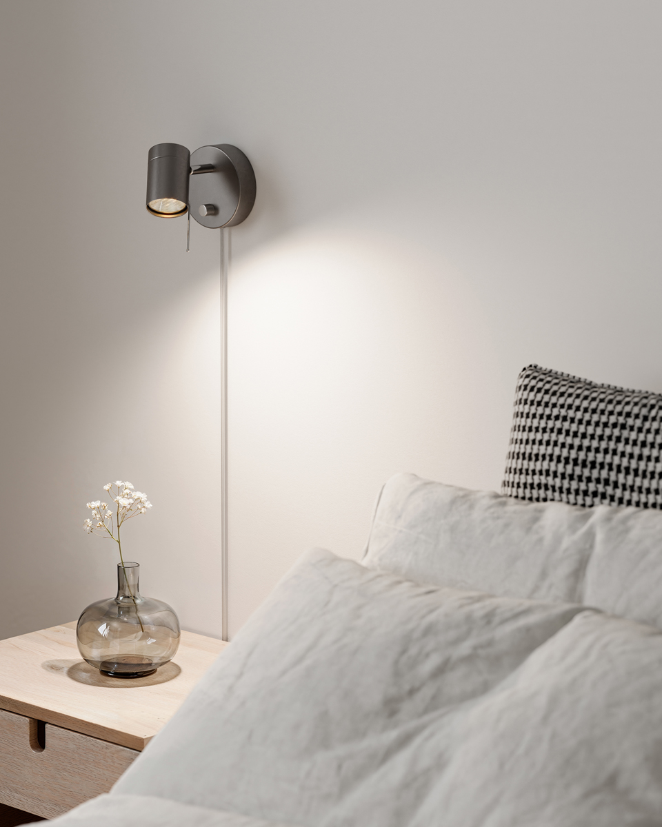 Correct Gris acero lámpara de lectura De By Rydéns - Gracias a su elegante dise&ntilde;o, Correct se puede colocar donde necesites luz adicional: como l&aacute;mpara de noche, como foco de pared para la esquina de la cama, sobre la encimera de la cocina o para iluminar tus obras de arte.