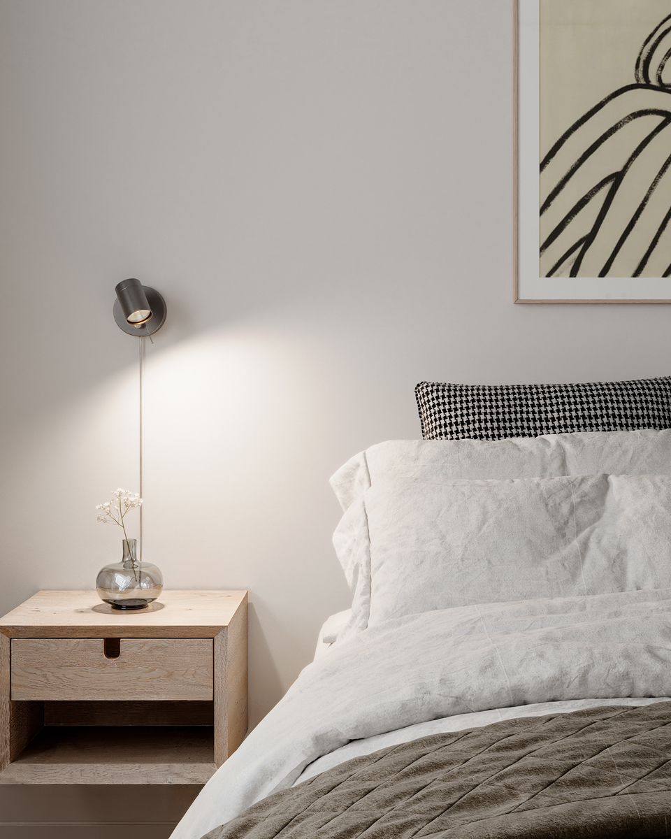 Correct Gris acero lámpara de lectura De By Rydéns - Gracias a su elegante dise&ntilde;o, Correct se puede colocar donde necesites luz adicional: como l&aacute;mpara de noche, como foco de pared para la esquina de la cama, sobre la encimera de la cocina o para iluminar tus obras de arte.
