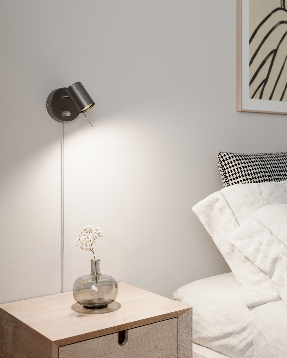 Correct Gris acero lámpara de lectura De By Rydéns - Gracias a su elegante dise&ntilde;o, Correct se puede colocar donde necesites luz adicional: como l&aacute;mpara de noche, como foco de pared para la esquina de la cama, sobre la encimera de la cocina o para iluminar tus obras de arte.