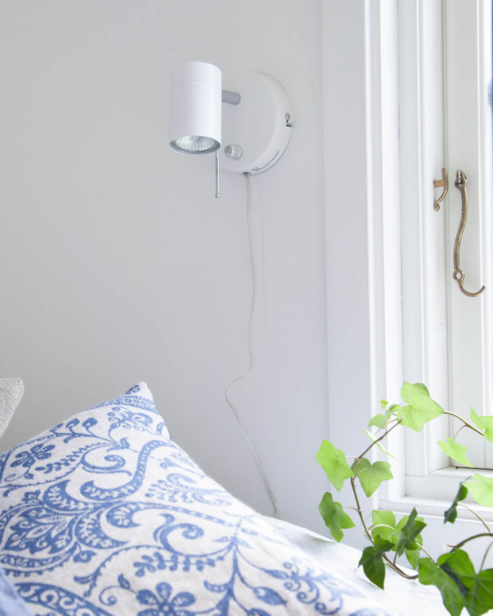 Correct Blanco lámpara de lectura De By Rydéns - La l&aacute;mpara de pared Correct es una luminaria elegante y minimalista con cabezal ajustable, que permite personalizar la iluminaci&oacute;n.