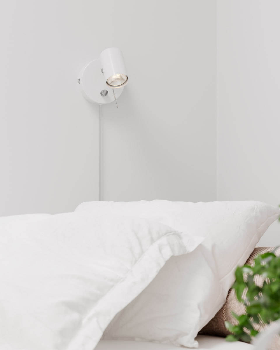 Correct Blanco lámpara de lectura De By Rydéns - La l&aacute;mpara de pared Correct es una luminaria elegante y minimalista con cabezal ajustable, que permite personalizar la iluminaci&oacute;n.