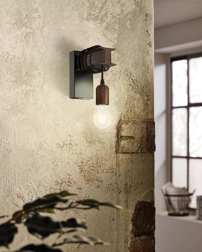 Townshend Marrón lámpara de pared De Eglo - Los robustos detalles de color &oacute;xido y el cable visible le dan a la l&aacute;mpara un toque r&uacute;stico, mientras que la bombilla expuesta subraya el estilo industrial.